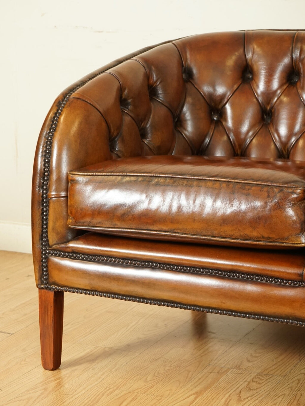 STUNNING FULLY RESTORED HAND DYED WHISKEY BROWN LEATHER TWO SEATER SOFA (2/2)