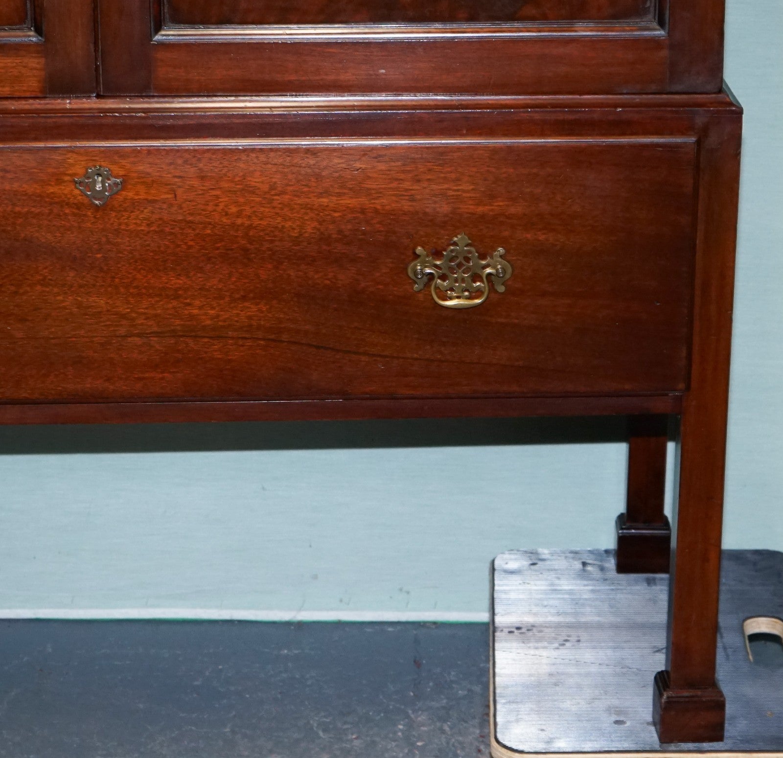 MILLAR & BEATTY ANTIQUE IRISH GEORGIAN STYLE HARDWOOD WARDROBE LINEN PRESS