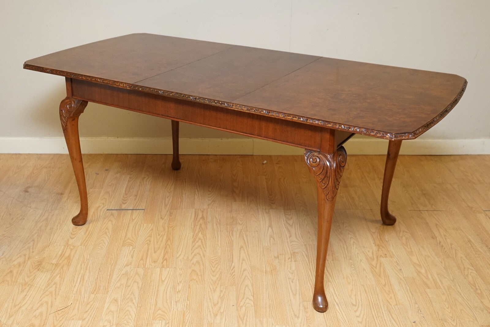 A VERY BEAUTIFUL CIRCA 1930's BURR WALNUT QUEEN ANNE CARVED LEGS DINING TABLE