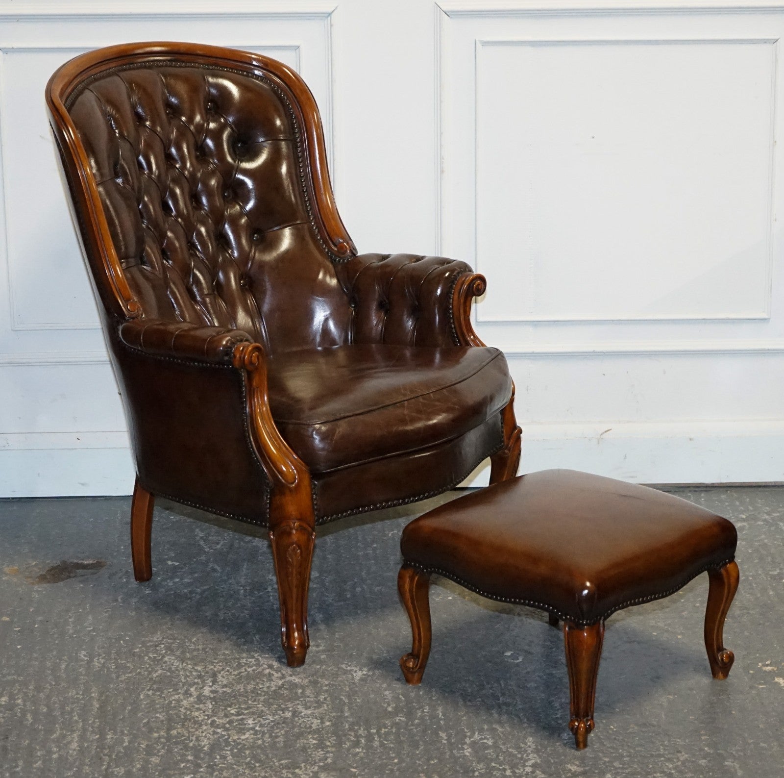 ANTIQUE SHOW FRAMED VICTORIAN CHESTERFIELD DYED LEATHER ARMCHAIR & FOOTSTOOL