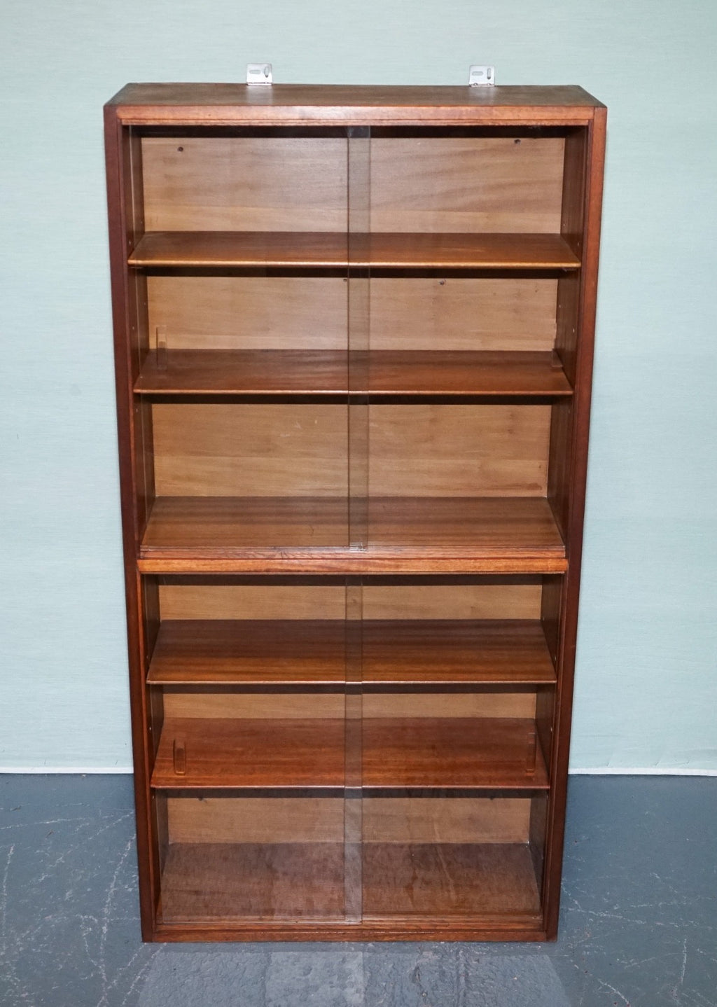 MID CENTURY BOOKCASE DISPLAY CABINET WITH GLASS SLiDING DOORS