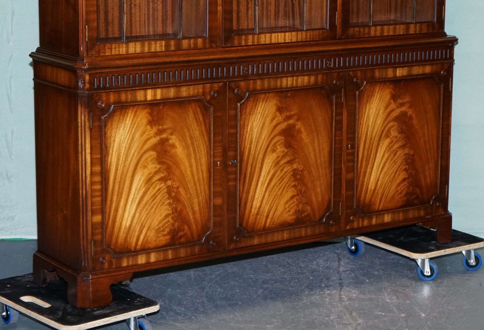 ViNTAGE BEVAN FUNNELL HARDWOOD BREAKFRONT BOOKCASE DISPLAY CABINET