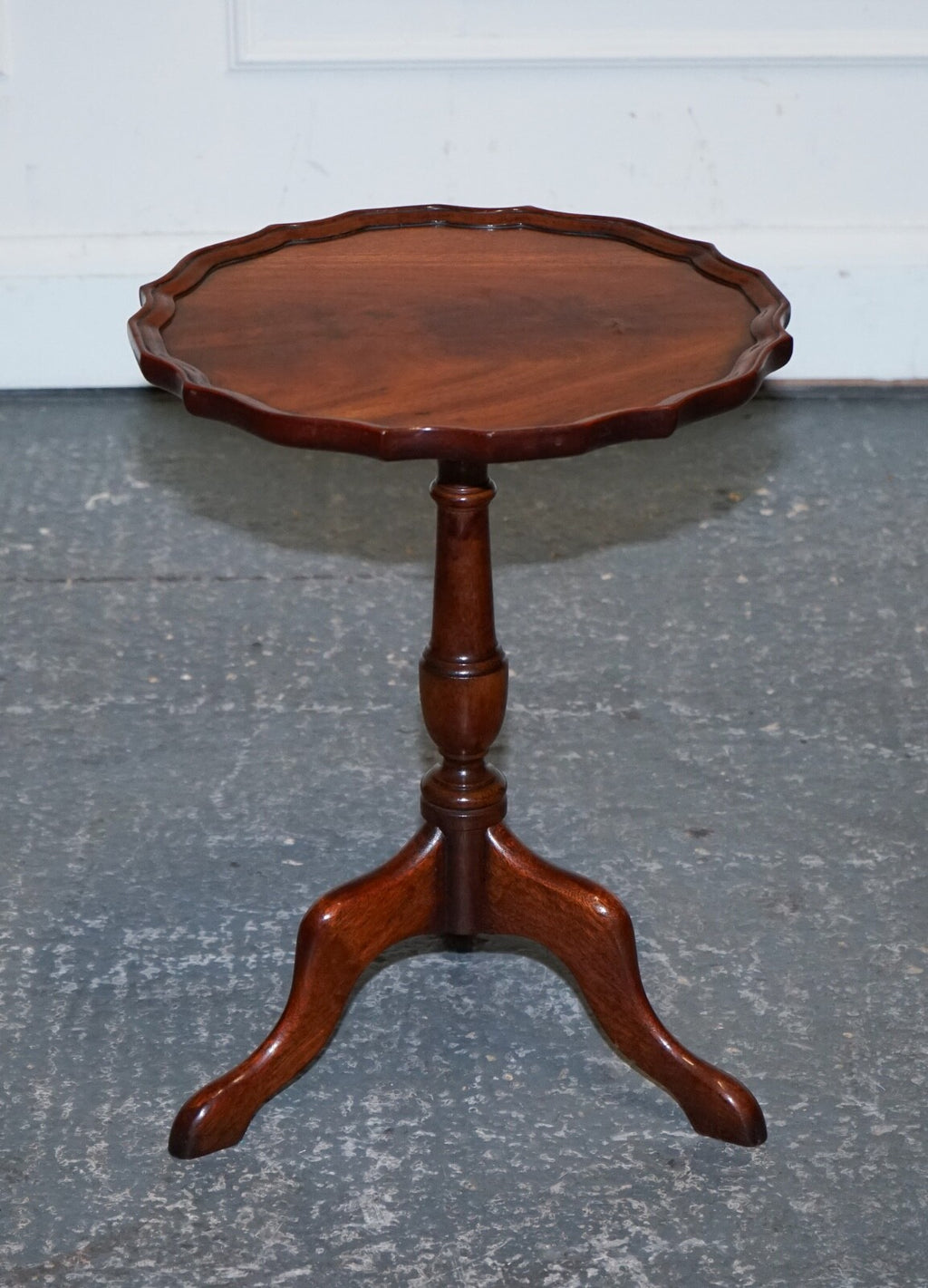LOVELY VINTAGE WALNUT PIE CRUST LAMP WINE OCCASIONAL TABLE BY CHARLES BARR
