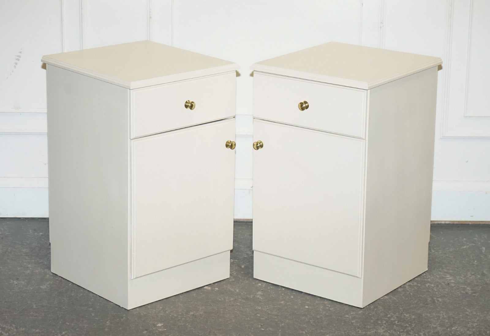 MINIMALIST PAIR OF PAINTED WHITE BEDSIDE CABINETS WITH BRASS KNOBS NIGHTSTANDS