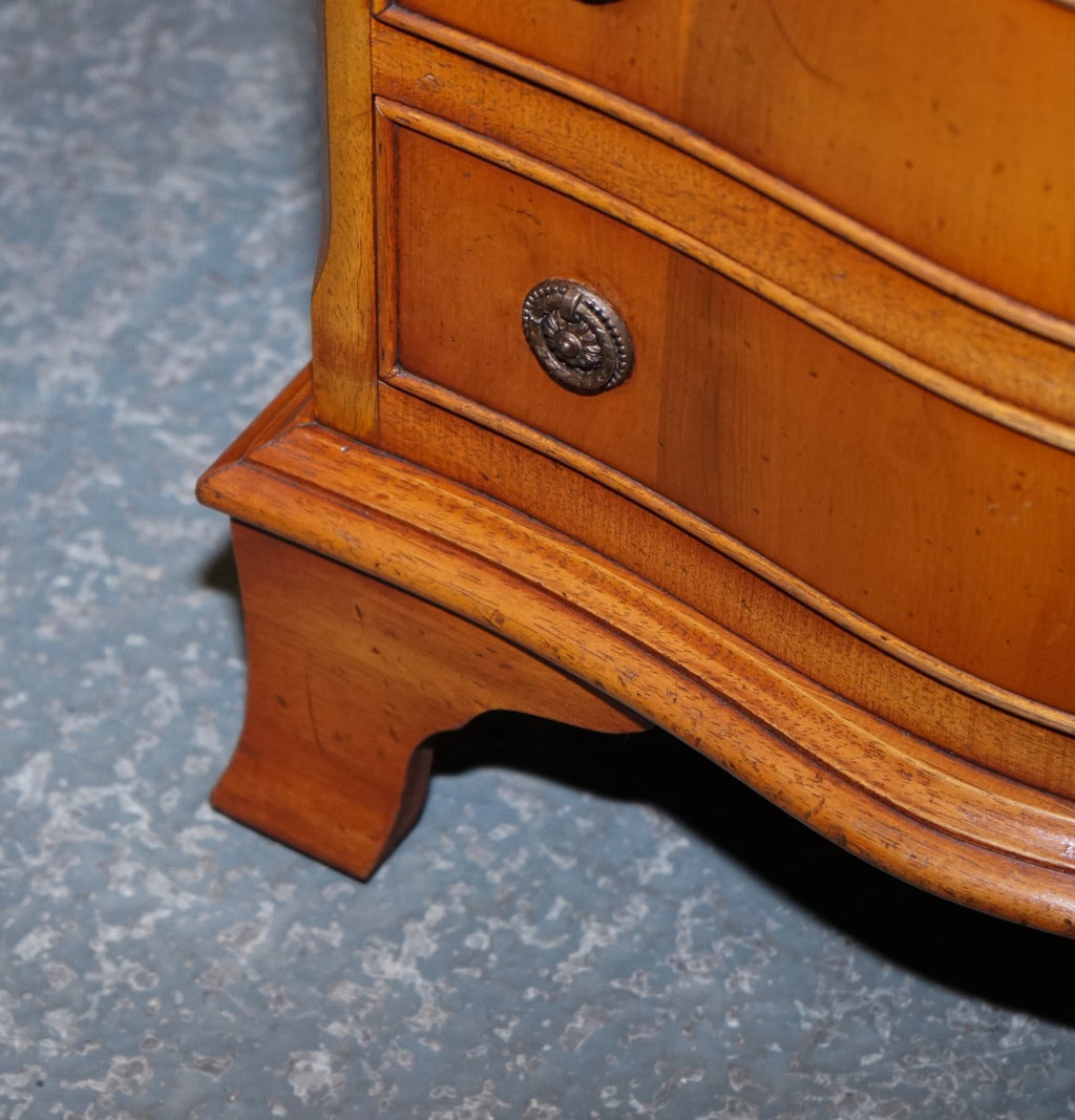 COMPACT SERPENTINE FRONT PAIR OF GEORGIAN STYLE YEW WOOD BEDSIDE NiGHTSTANDS