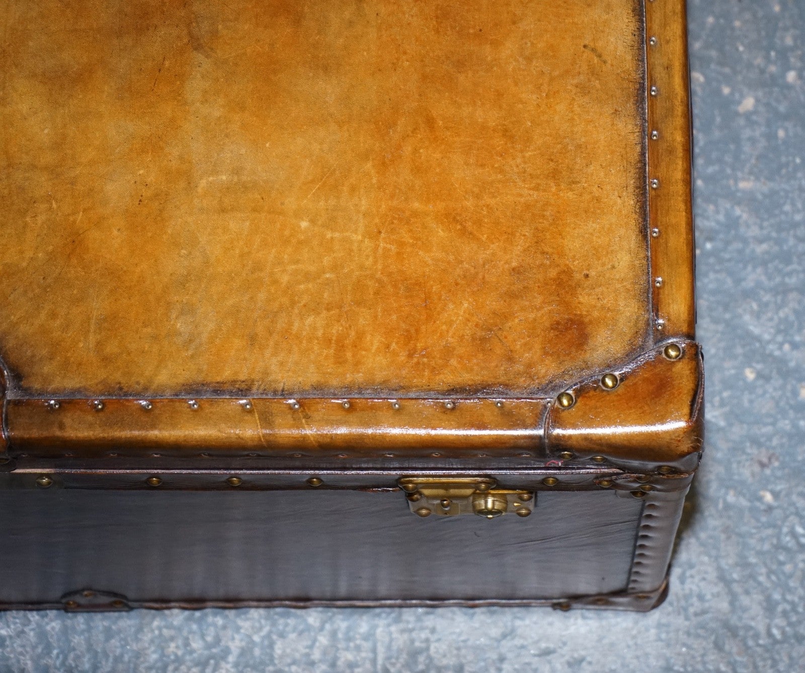 VINTAGE HAND DYED BROWN LEATHER LOCKABLE STORAGE STEAMER TRUNK COFFEE SIDE TABLE