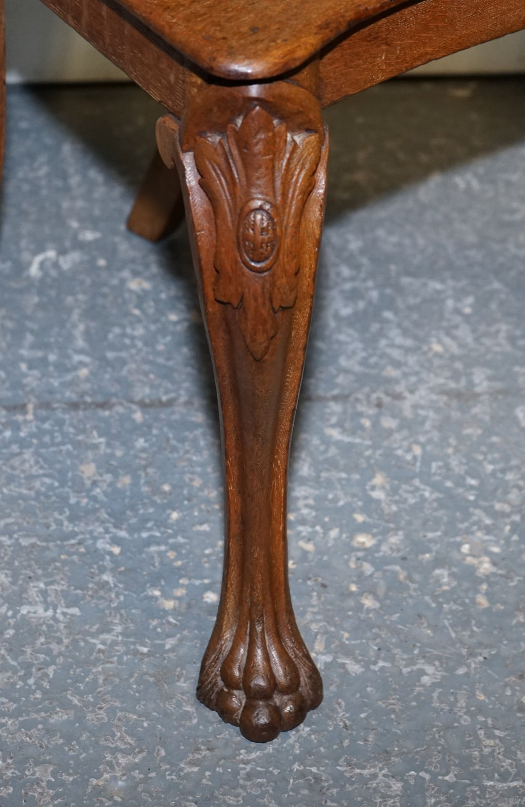 ANTIQUE PAIR OF VICTORIAN SOLID OAK CARVED HALLWAY CHAIRS WITH LION PAW FEET