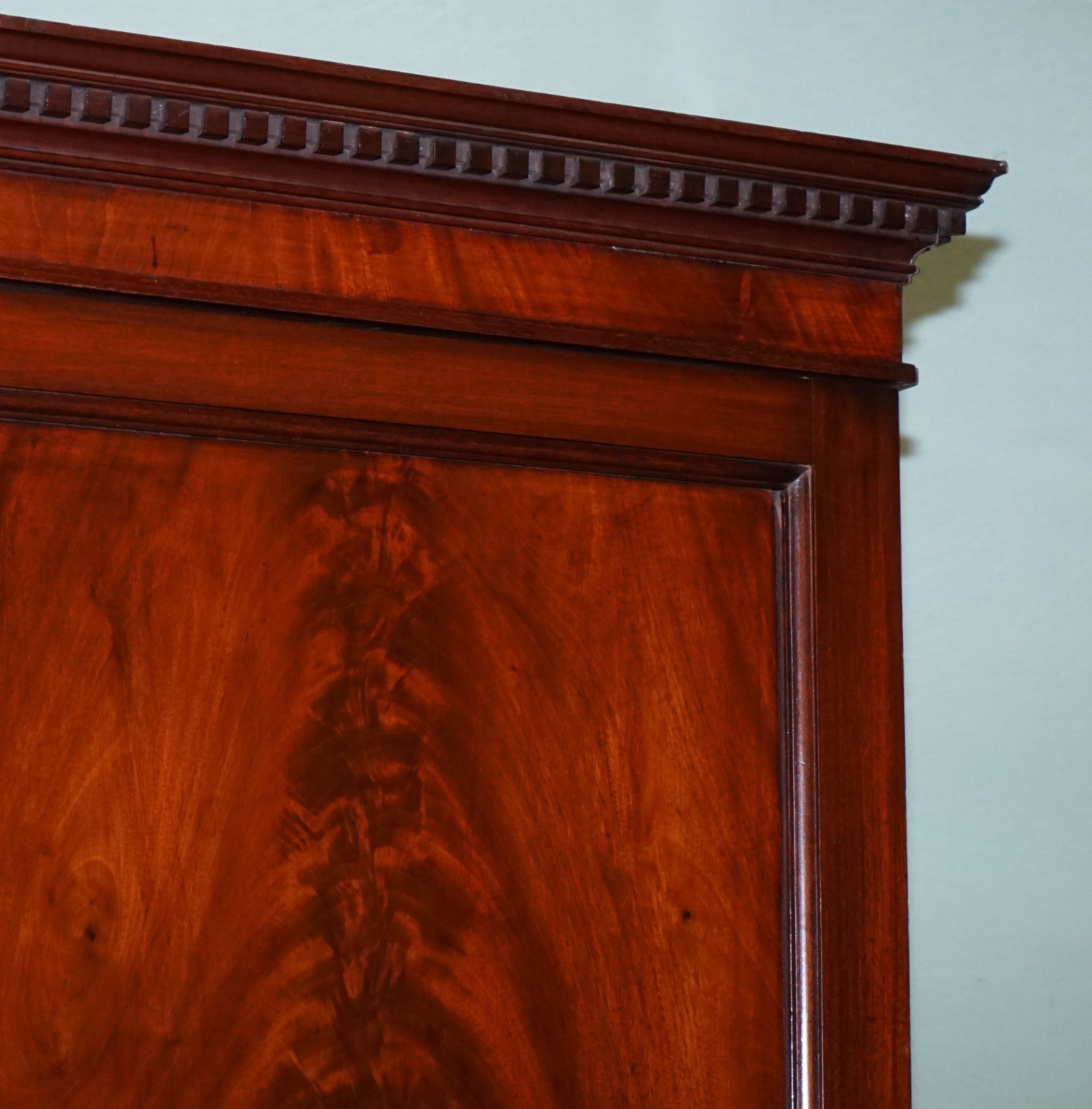 MILLAR & BEATTY ANTIQUE IRISH GEORGIAN STYLE HARDWOOD WARDROBE LINEN PRESS