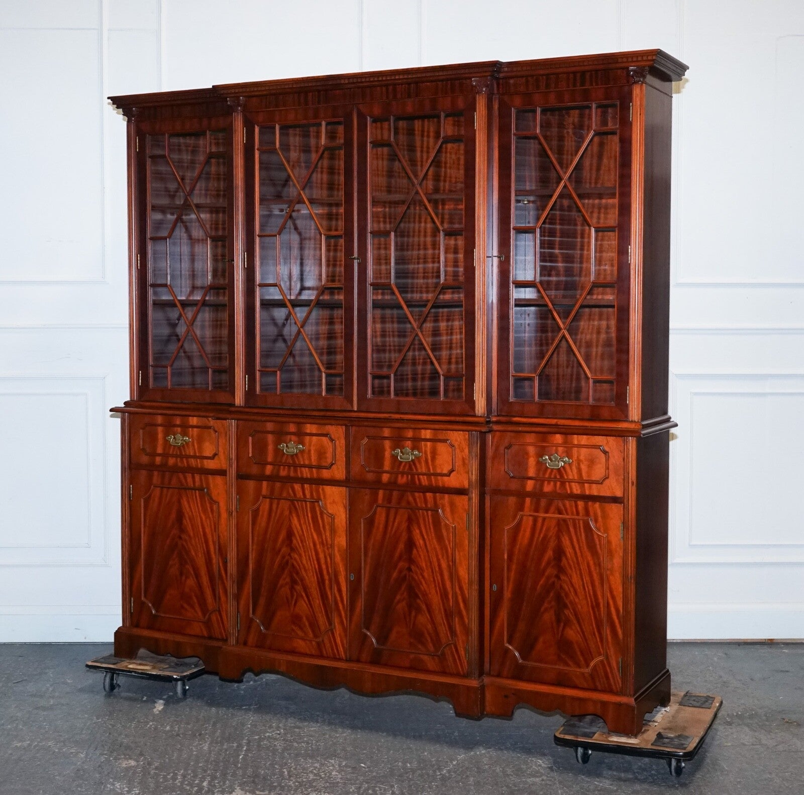 VINTAGE GEORGIAN STYLE FLAMED HARDWOOD BREAKFRONT DISPLAY CABiNET BOOKCASE