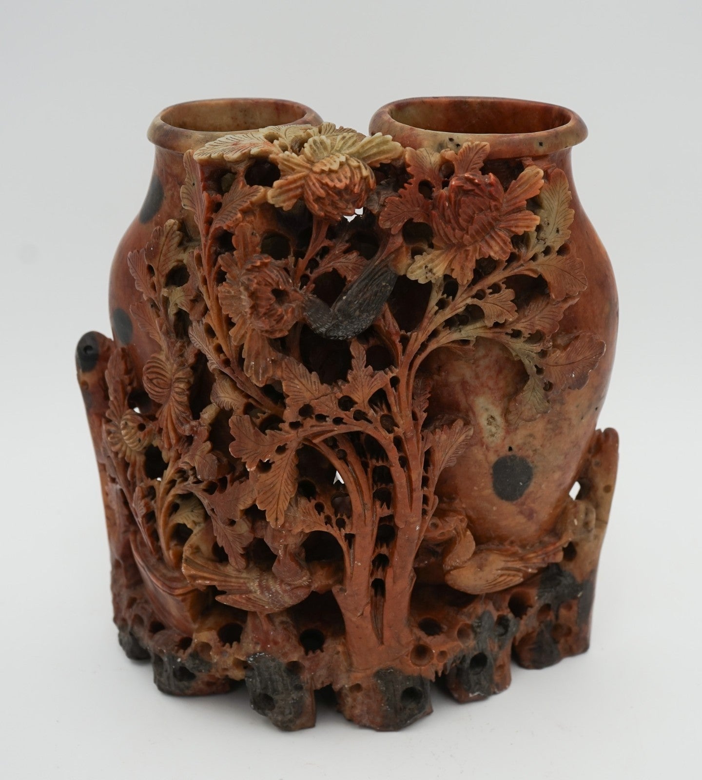 EARLY 20TH CENTRY ORIENTAL CHINESE HAND CARVED SOAPSTONE DECORATIVE VASES