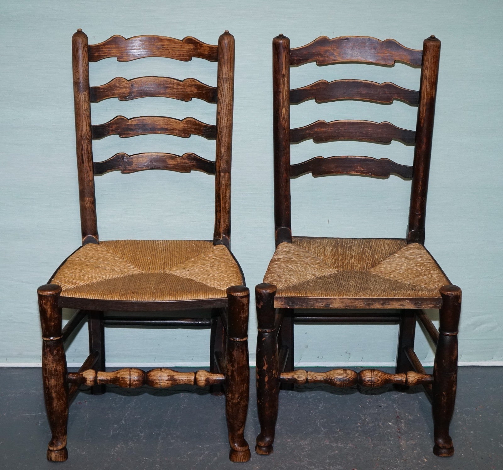 SET OF FOUR SOLID OAK COUNTRY HOUSE STRAW SEAT LADDER BACK DINING CHAIRS
