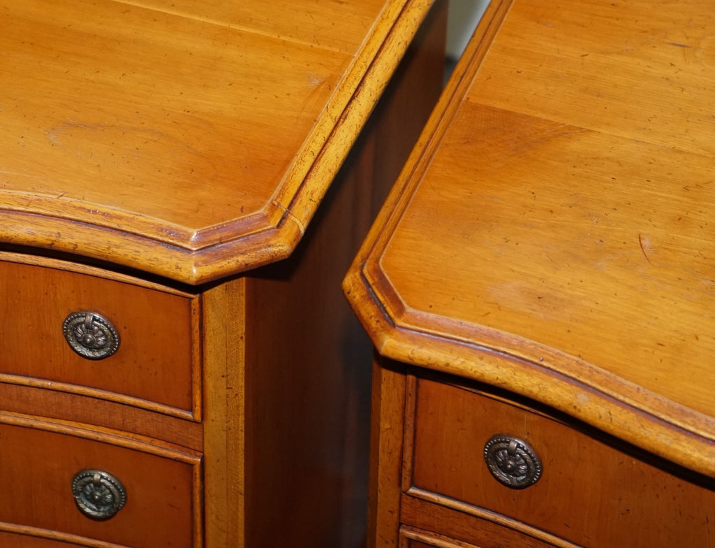 COMPACT SERPENTINE FRONT PAIR OF GEORGIAN STYLE YEW WOOD BEDSIDE NiGHTSTANDS