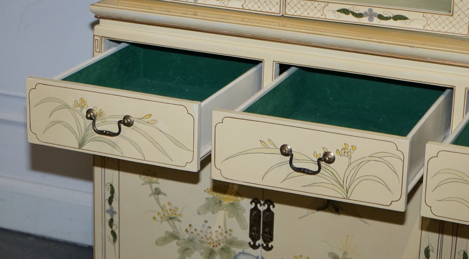 VINTAGE ORIENTAL ASIAN CHINOISERIE CREAM LACQUER HAND PAINTED DISPLAY CABINET