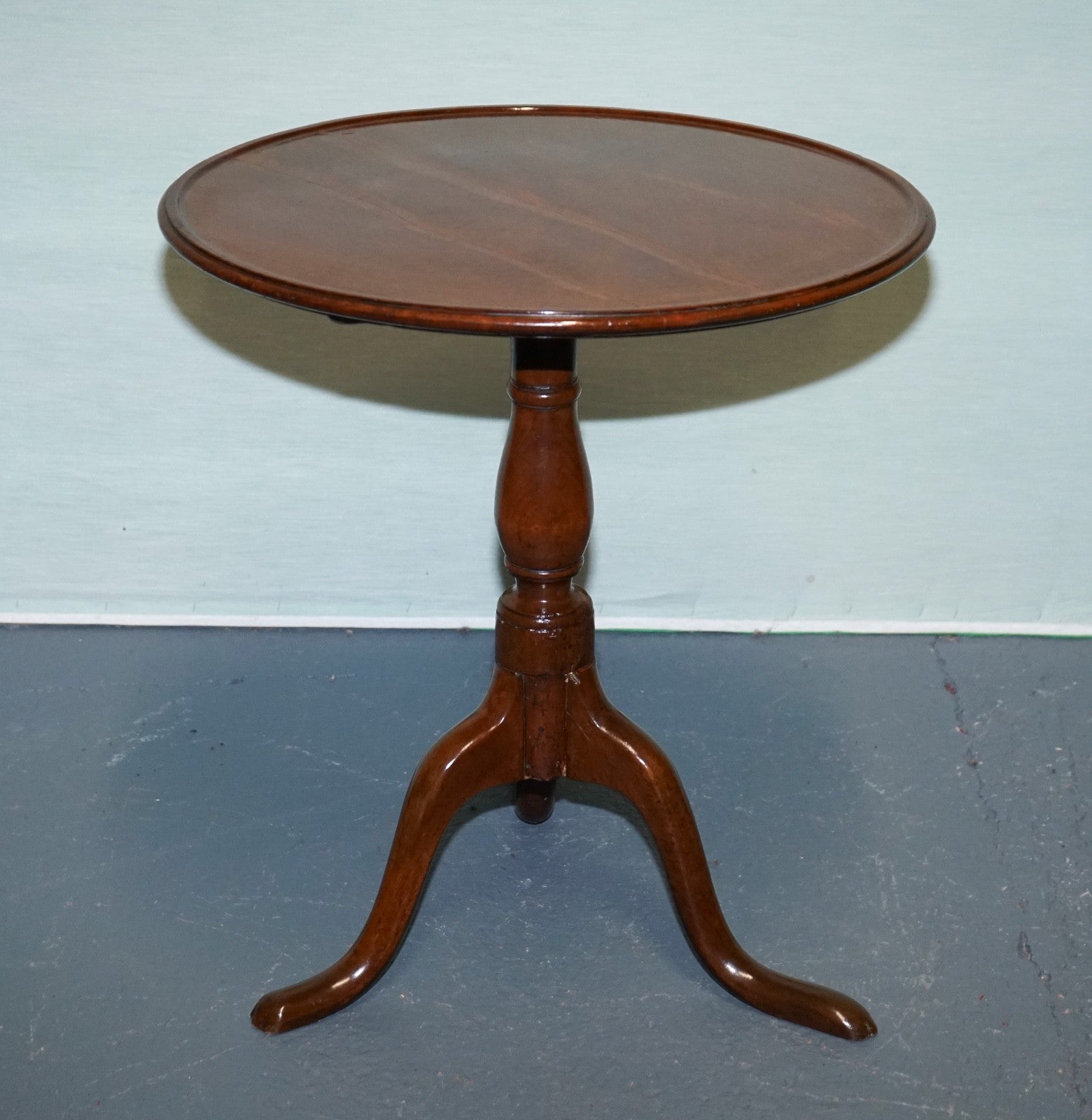 VICTORIAN HARDWOOD TILT TOP TRIPOD TABLE ROUND SIDE OR WiNE TABLE