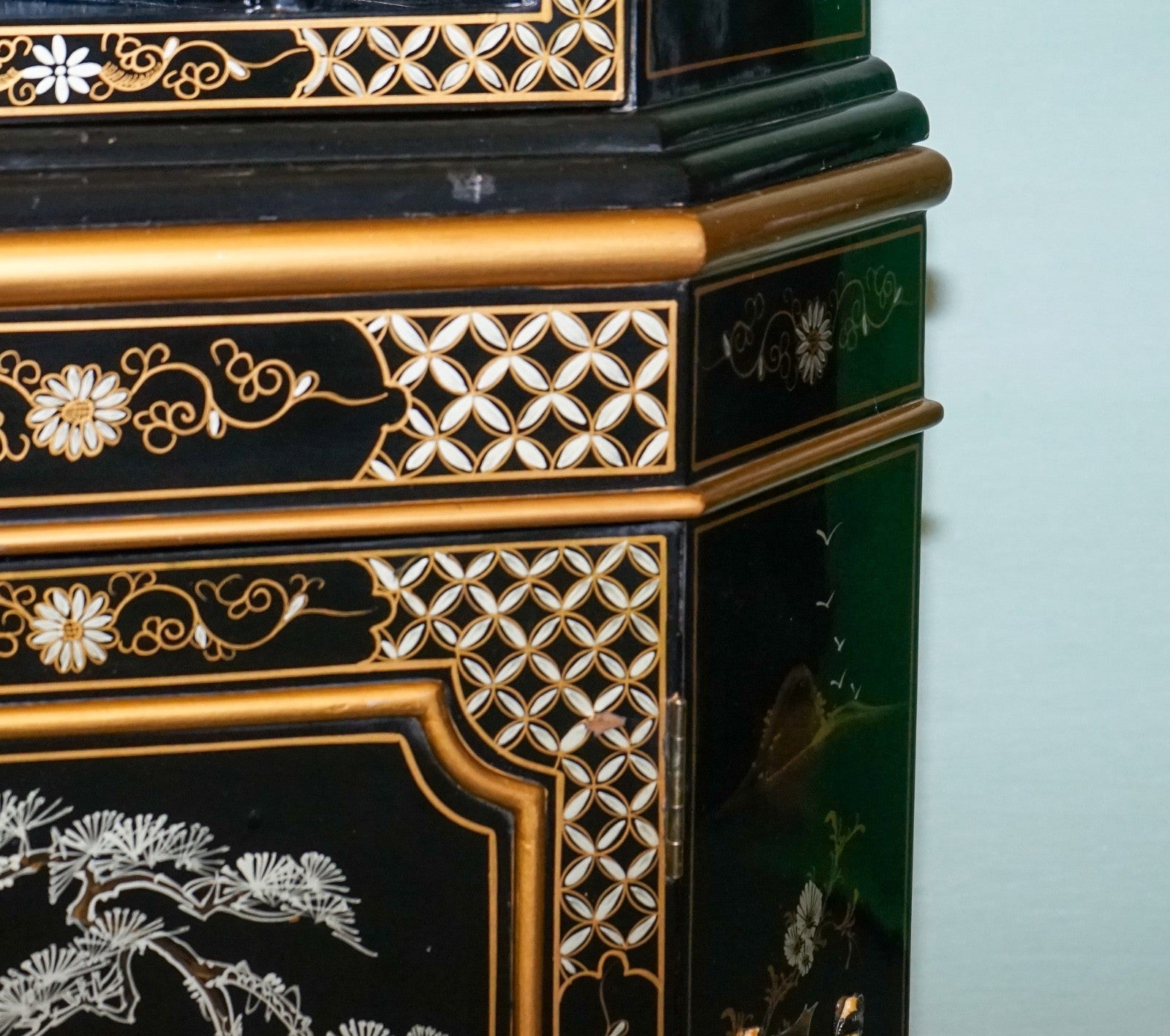 ELEGANT VINTAGE BLACK LACQUERED CORNER CABINET MOTHER PEARL & GILT INLAY