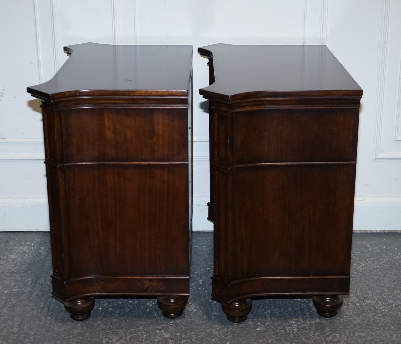 LARGE PAIR OF AMERICAN THOMASVILLE TRINIDAD NIGHTSTANDS BEDSIDE TABLES