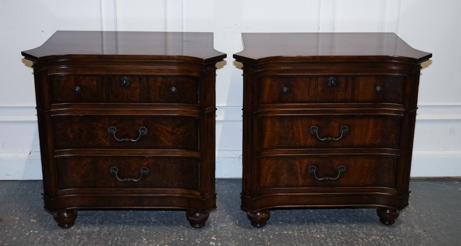 LARGE PAIR OF AMERICAN THOMASVILLE TRINIDAD NIGHTSTANDS BEDSIDE TABLES