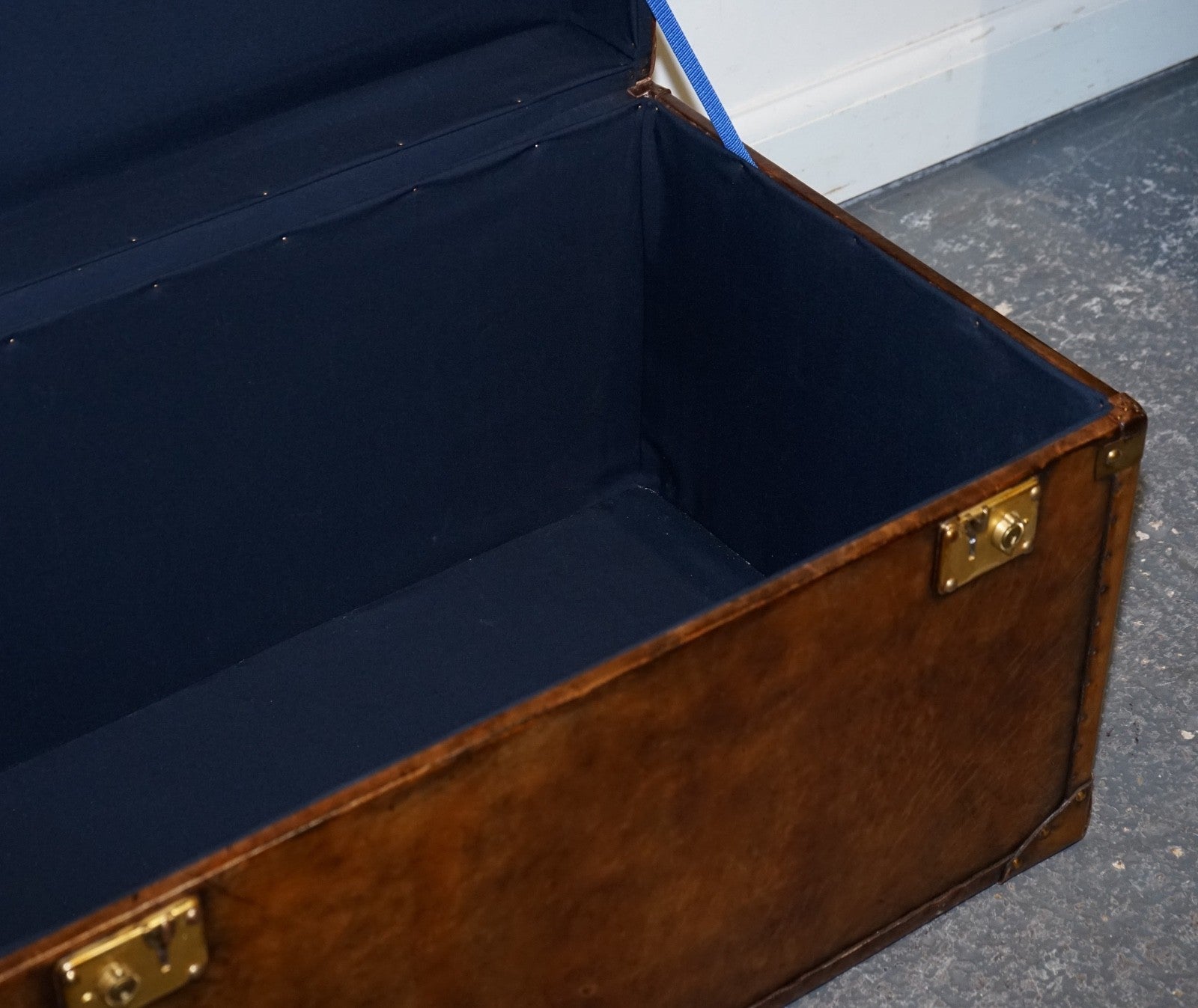 VINTAGE HAND DYED BROWN LEATHER LOCKABLE STORAGE STEAMER TRUNK COFFEE SIDE TABLE