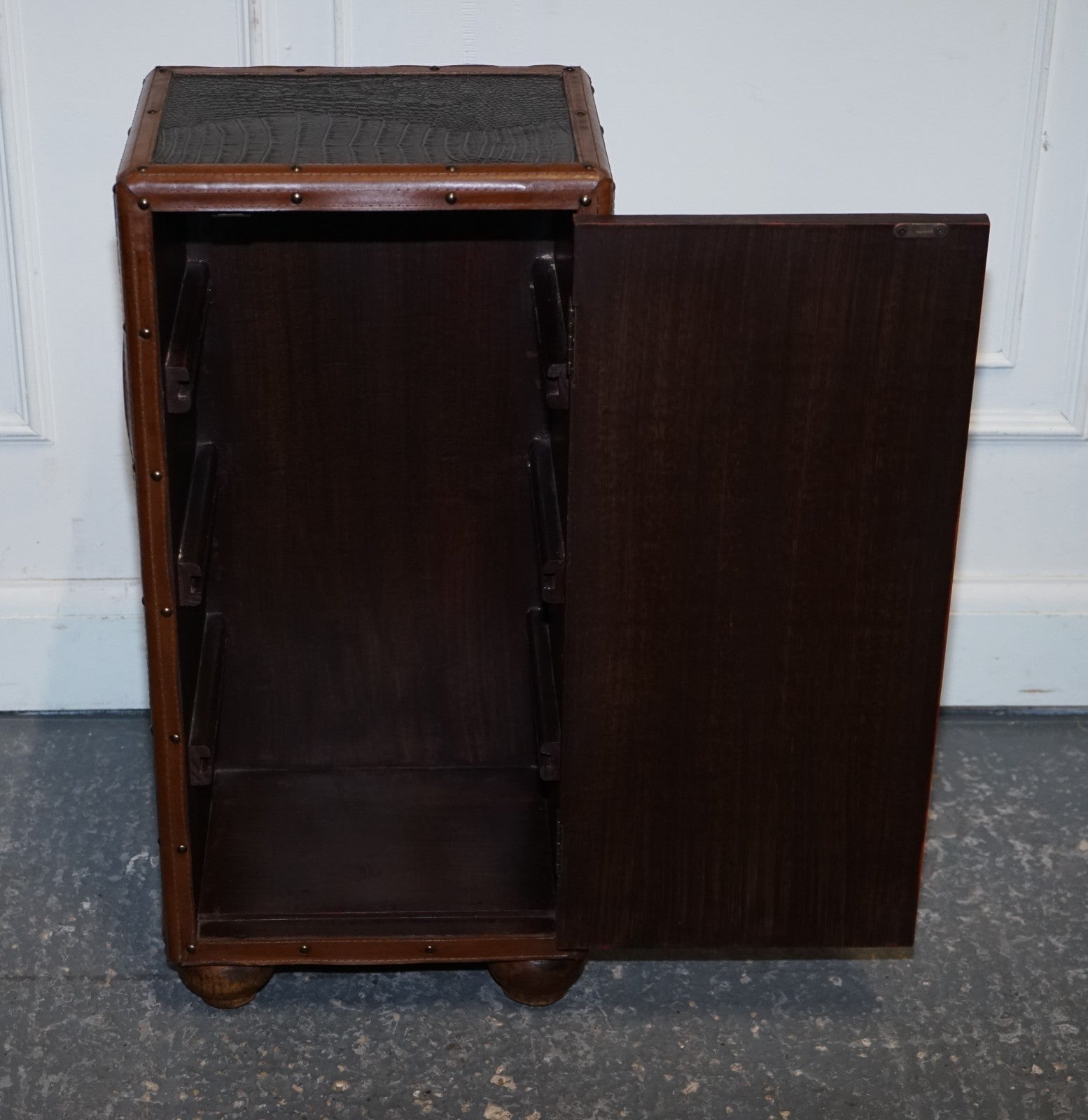 VINTAGE FAUX CROCODILE BROWN LEATHER SUITECASE TRUNK CUPBOARD LEATHER HANDLE