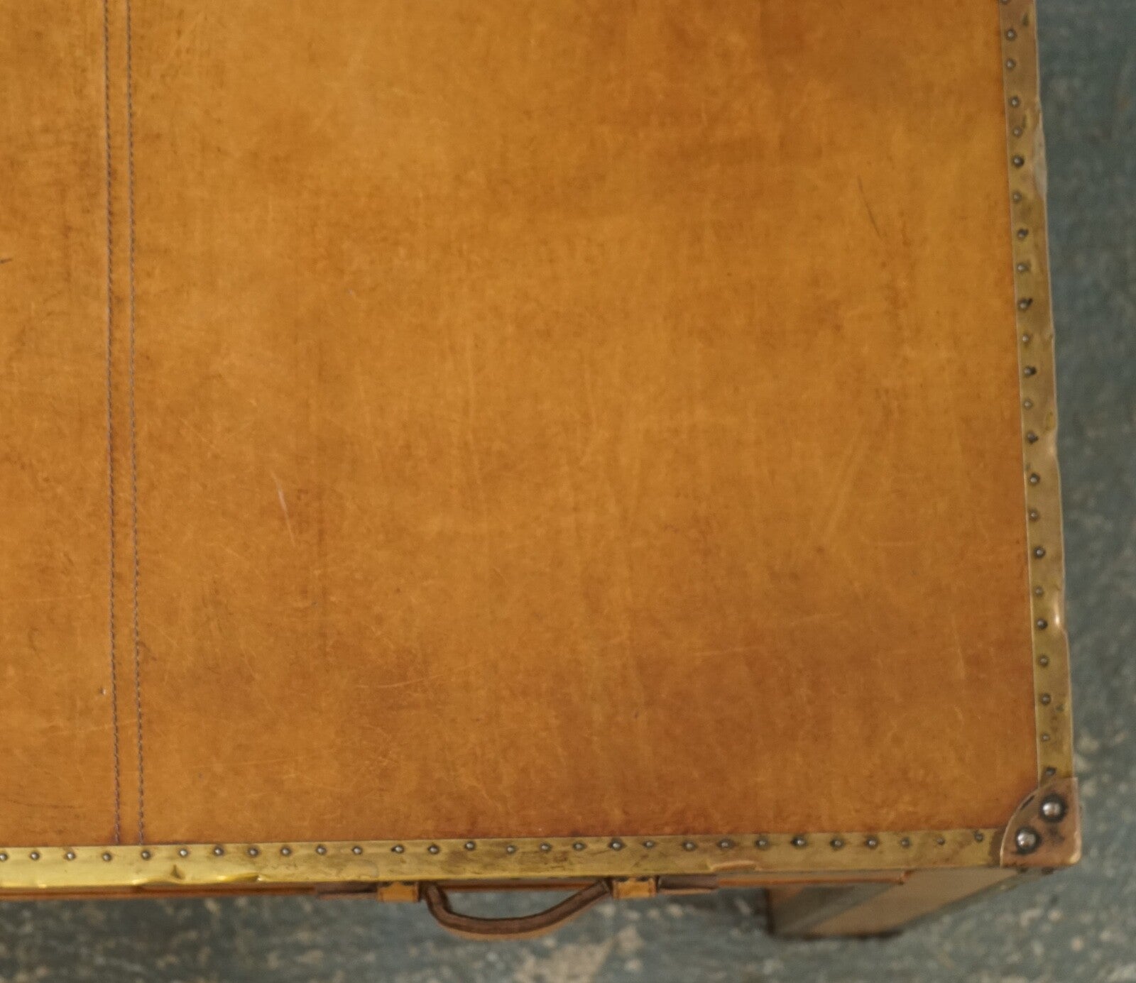 ABSOLUTELY STUNNING VINTAGE FULL LEATHER DESK WITH THREE DRAWERS MADE BY ESQUIRE