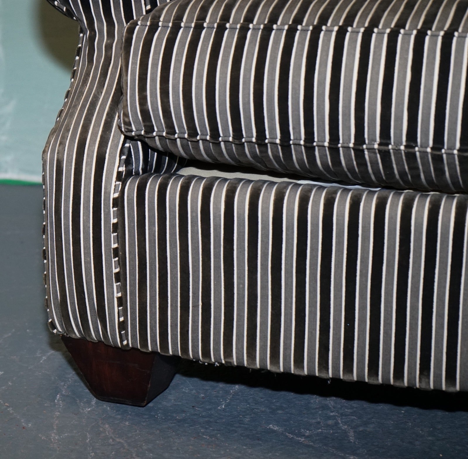 VINTAGE RALPH LAUREN FOR HENREDON STRIPED UPHOLSTERED CHAiR