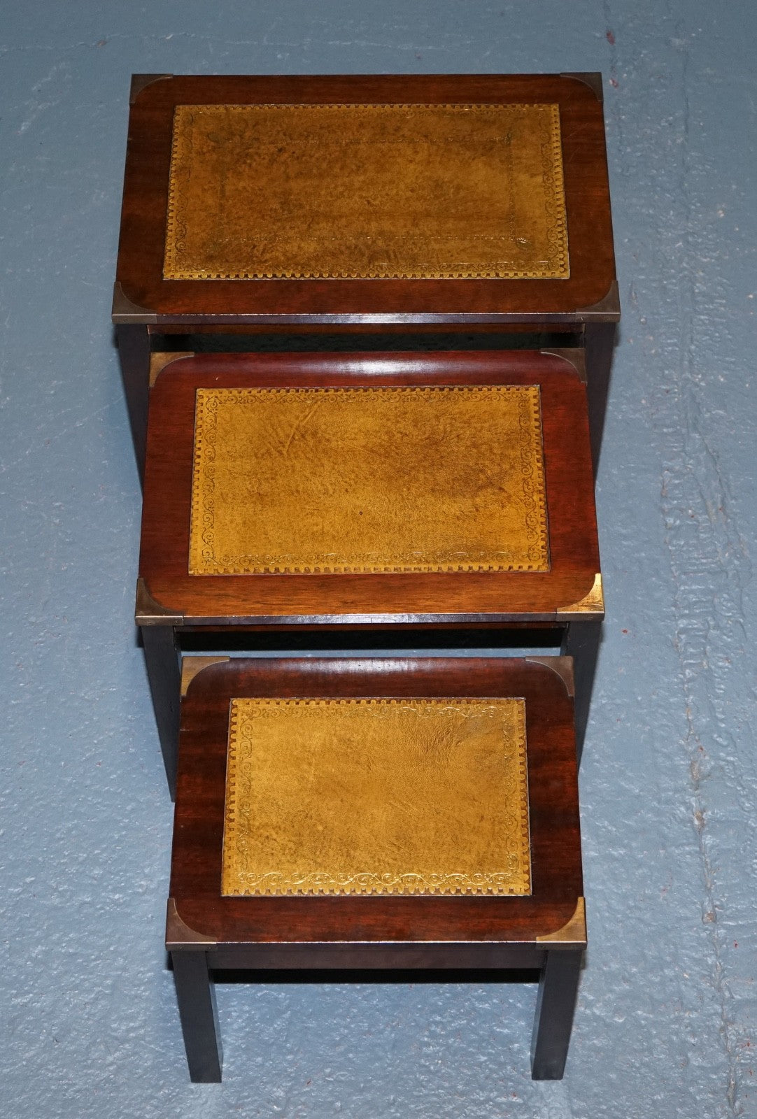 VINTAGE MILITARY CAMPAIGN BRASS NEST OF TABLES WITH CAMEL BROWN LEATHER TOPS