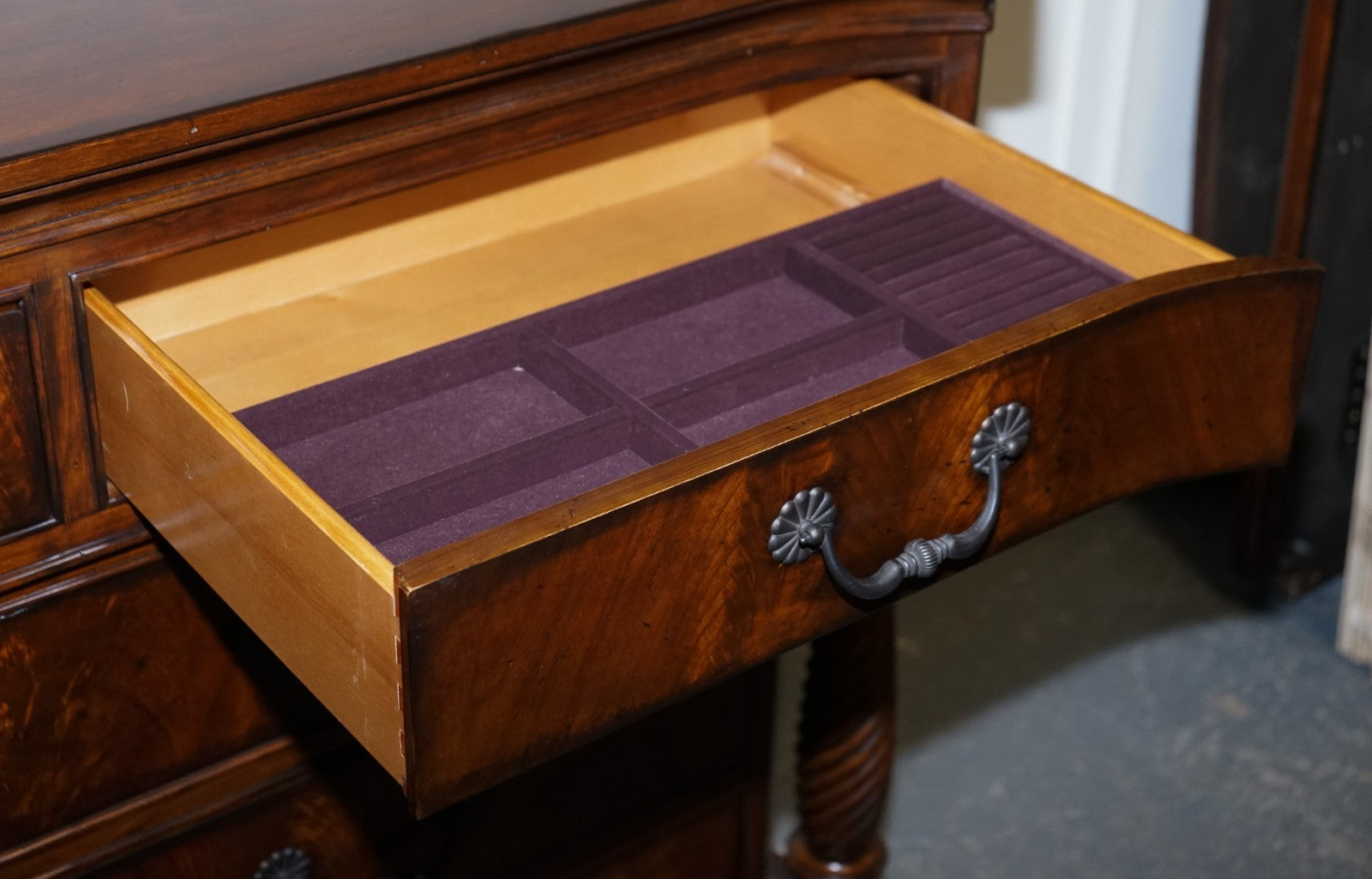 LARGE AMERICAN THOMASVILLE TRINIDAD BREAKFRONT SOLID DRESSER SIDEBOARD