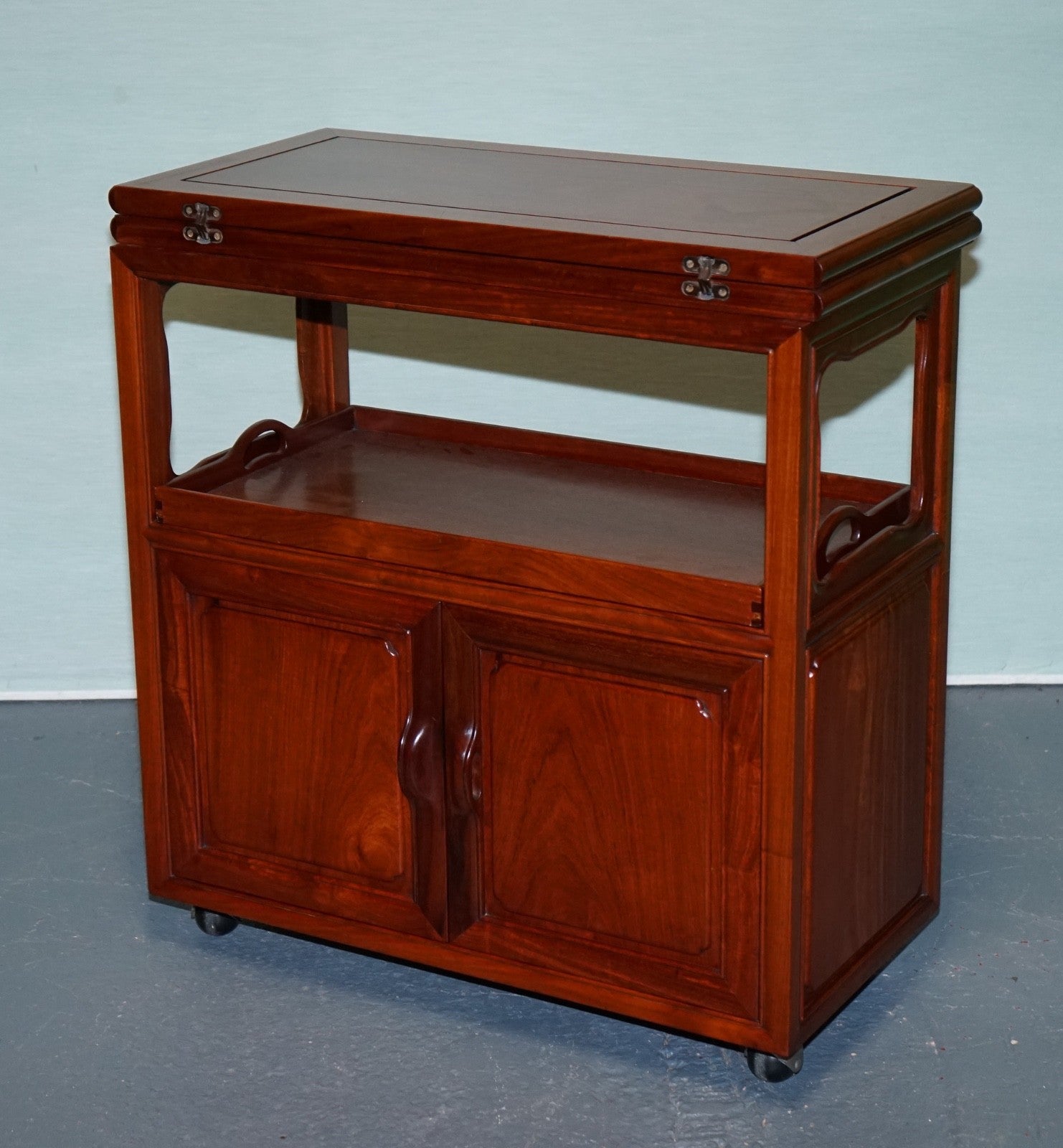 VINTAGE ORIENTAL CHINESE ROLLING BAR CABINET MID CENTURY TEA OR LIQUOR CART