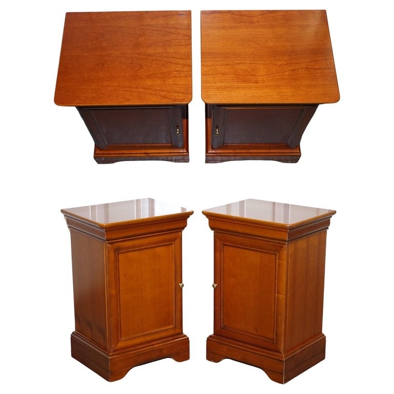 VINTAGE PAIR OF CHERRY WOOD FRENCH STYLE NIGHTSTANDS BEDSIDE TABLES