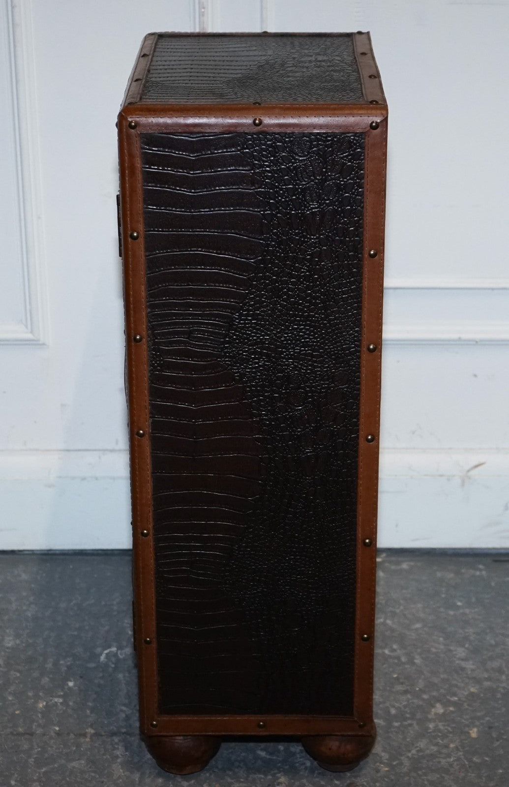 VINTAGE FAUX CROCODILE BROWN LEATHER SUITECASE TRUNK CUPBOARD LEATHER HANDLE