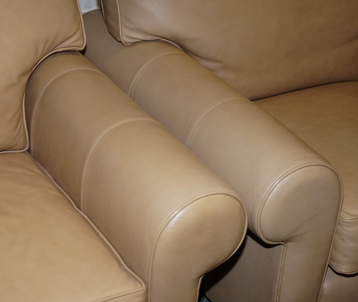 FINE LATTE BROWN LEATHER PAIR OF ARMCHAIRS MADE BY MULTIYORK ENGLAND