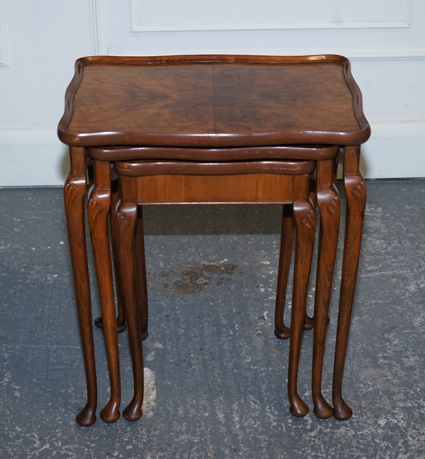 1920'S ART DECO BURR WALNUT NEST OF THREE TABLE QUEEN ANNE LEGS