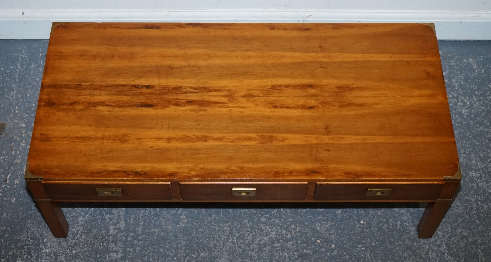 VINTAGE YEW WOOD BRASS MILITARY CAMPAIGN 3 DRAWER COFFEE TABLE