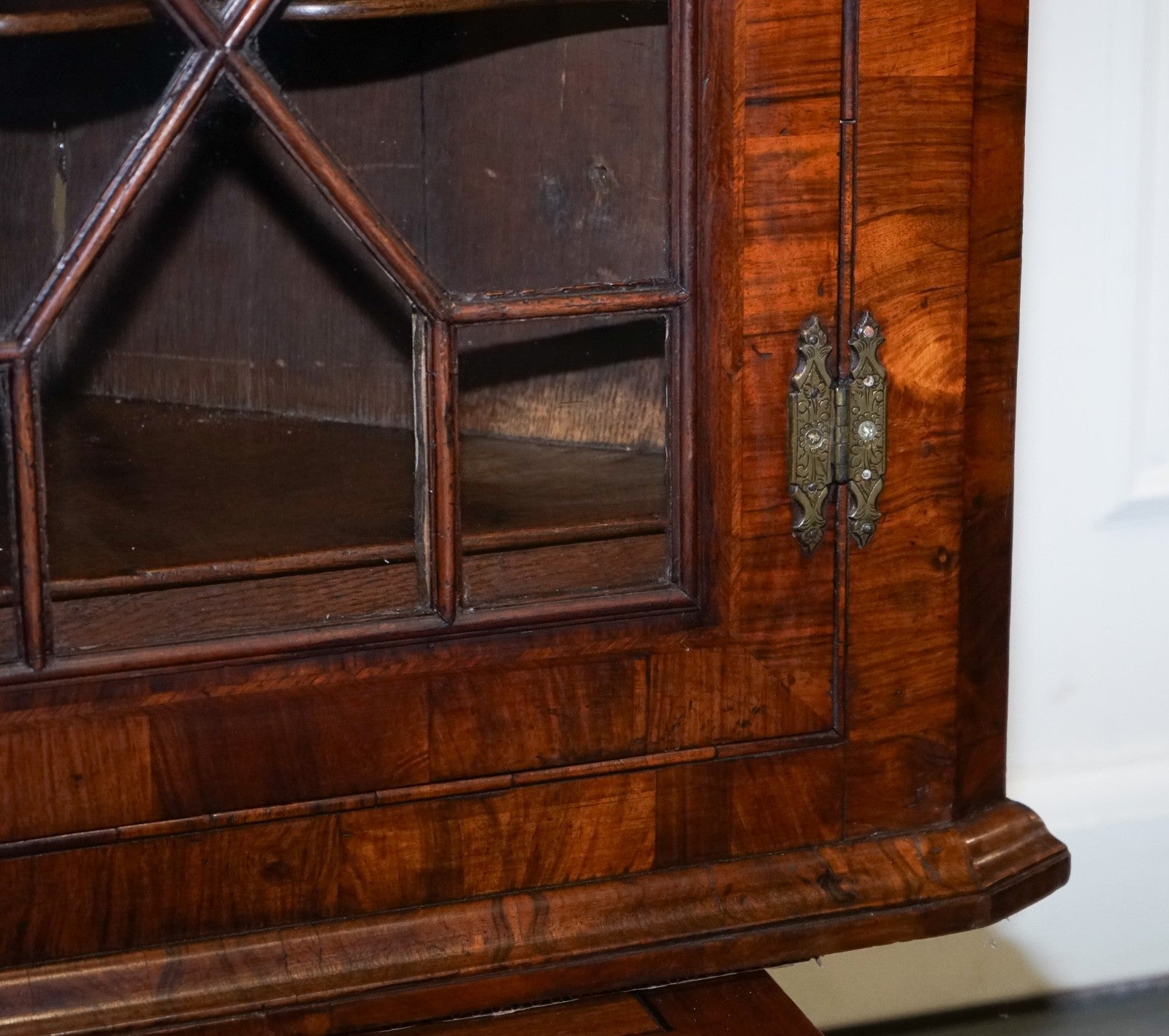 GEORGIAN CORNER HANGING DISPLAY CABINET BOOKCASE GLAZED DOOR DRAWER INSIDE