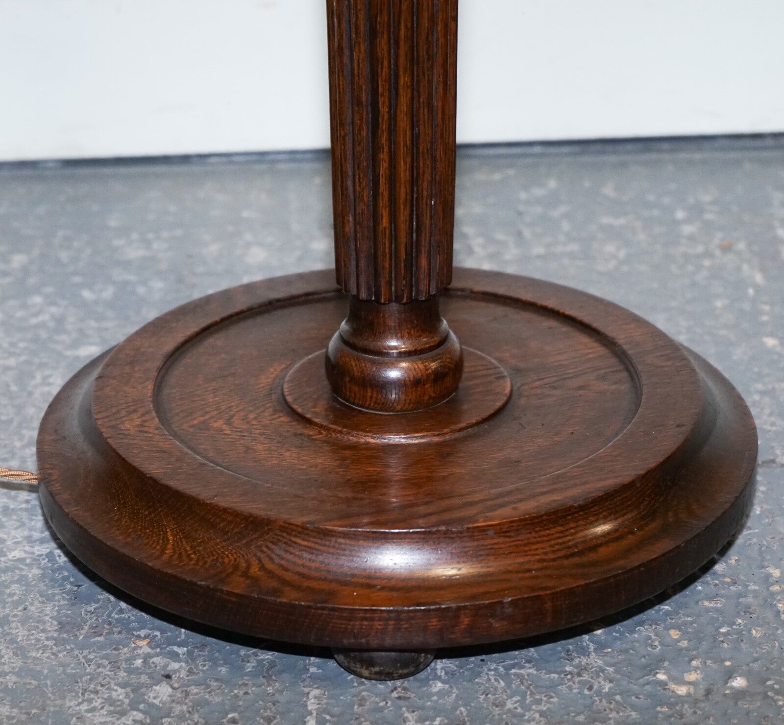 ANTIQUE TRADITIONAL OAK STANDARD FLOOR LAMP