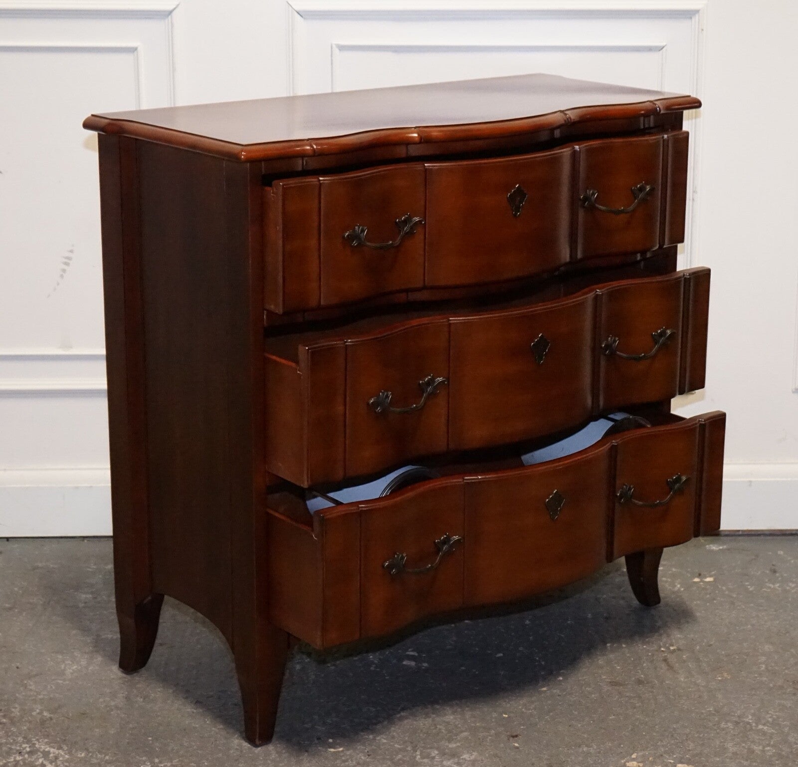 RALPH LAUREN VINTAGE GEORGIAN STYLE SERPENTINE FRONTED HARDWOOD CHEST OF DRAWERS