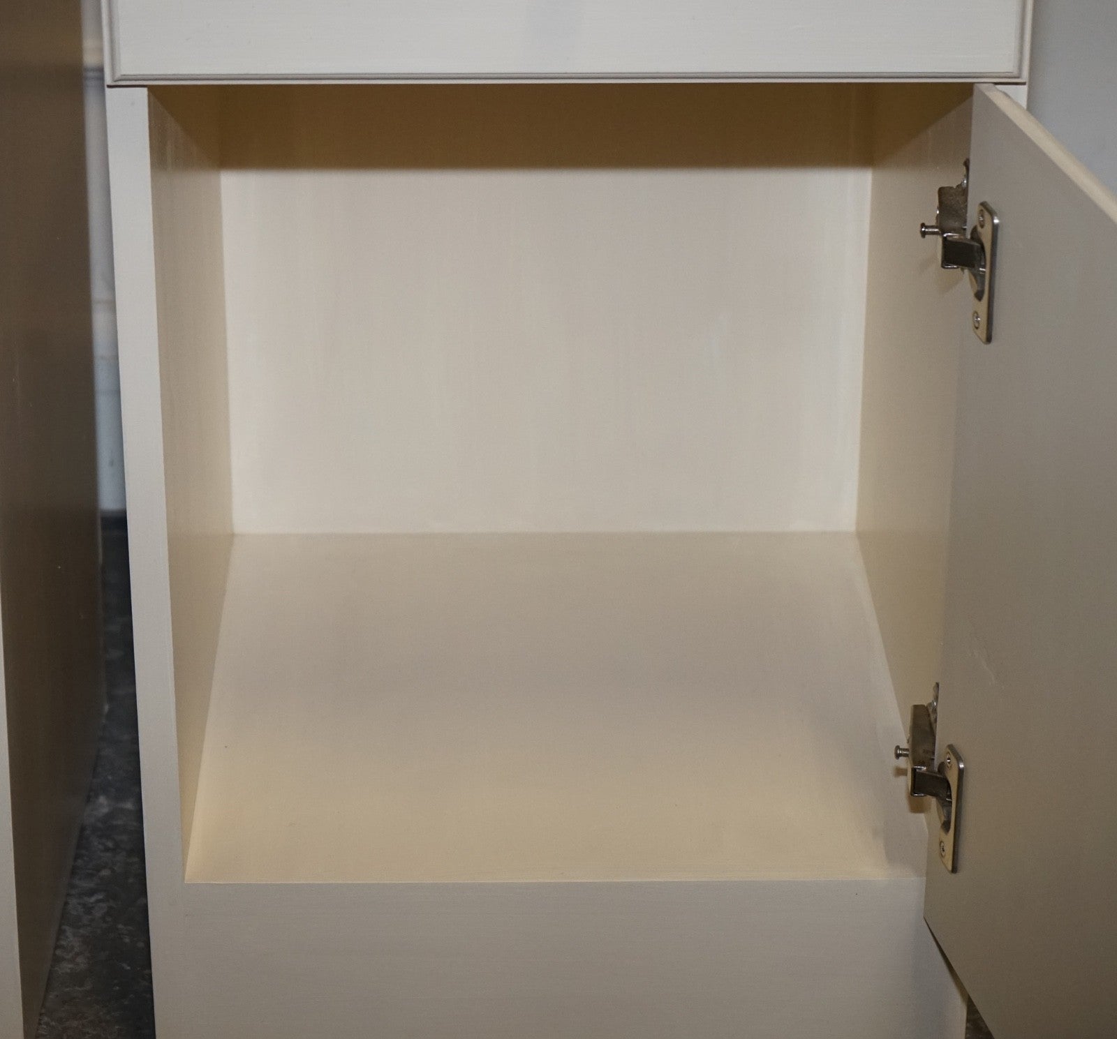 MINIMALIST PAIR OF PAINTED WHITE BEDSIDE CABINETS WITH BRASS KNOBS NIGHTSTANDS