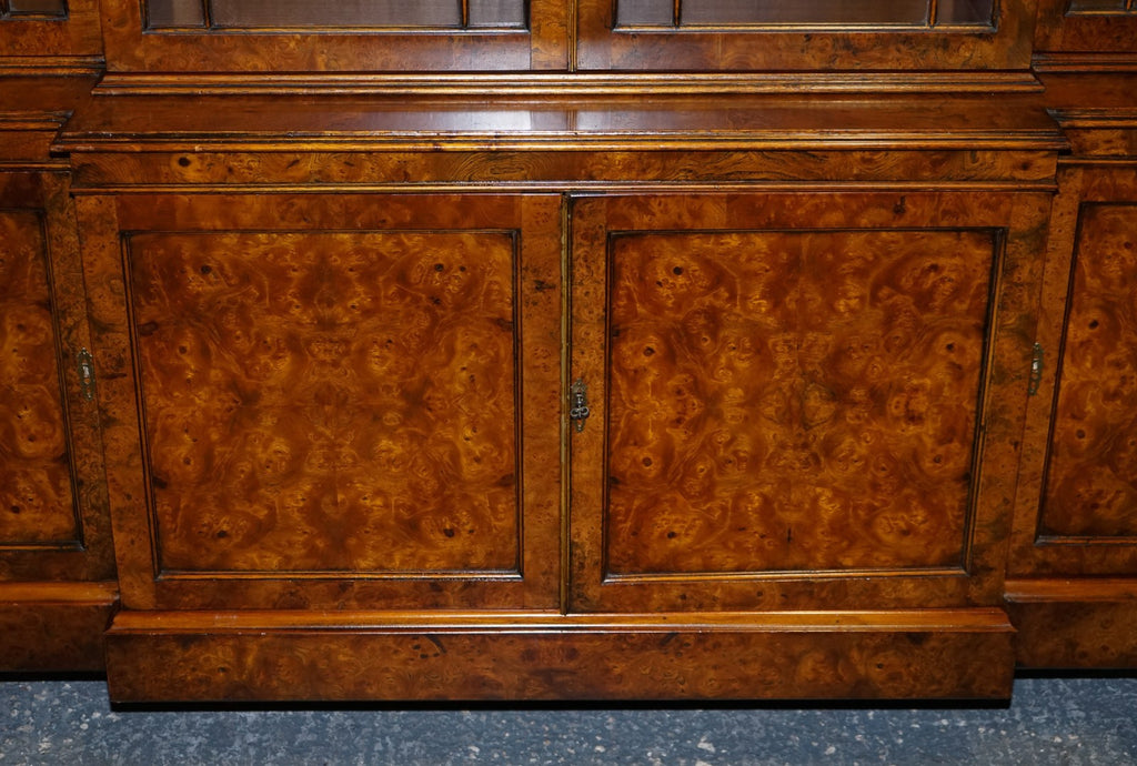 STUNNING LARGE GEORGIAN STYLE BURR WALNUT BREAKFRONT DISPLAY CABINET BOOKCASE