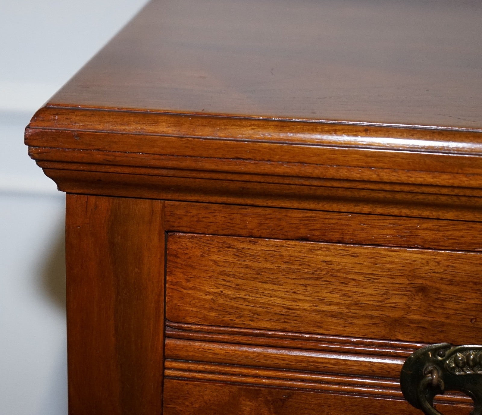 ANTIQUE 1904 ARTS & CRAFTS PERIOD CHEST OF DRAWERS MADE BY HARRIS LEBUS