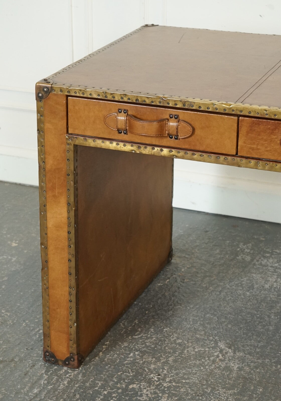 ABSOLUTELY STUNNING VINTAGE FULL LEATHER DESK WITH THREE DRAWERS MADE BY ESQUIRE