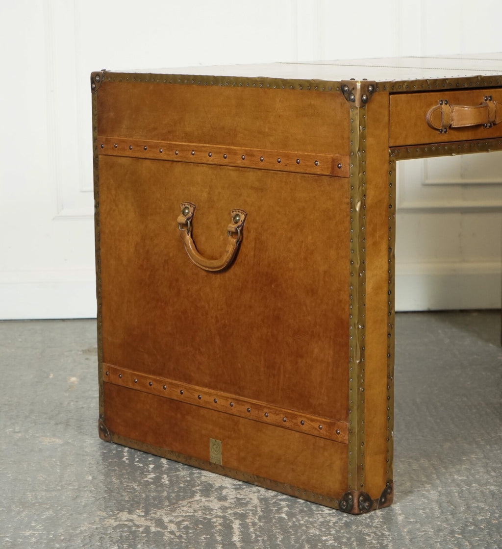 ABSOLUTELY STUNNING VINTAGE FULL LEATHER DESK WITH THREE DRAWERS MADE BY ESQUIRE