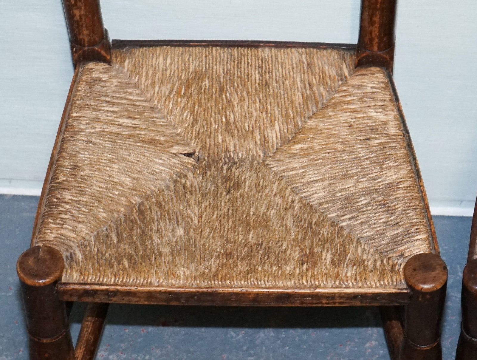 SET OF FOUR SOLID OAK COUNTRY HOUSE STRAW SEAT LADDER BACK DINING CHAIRS