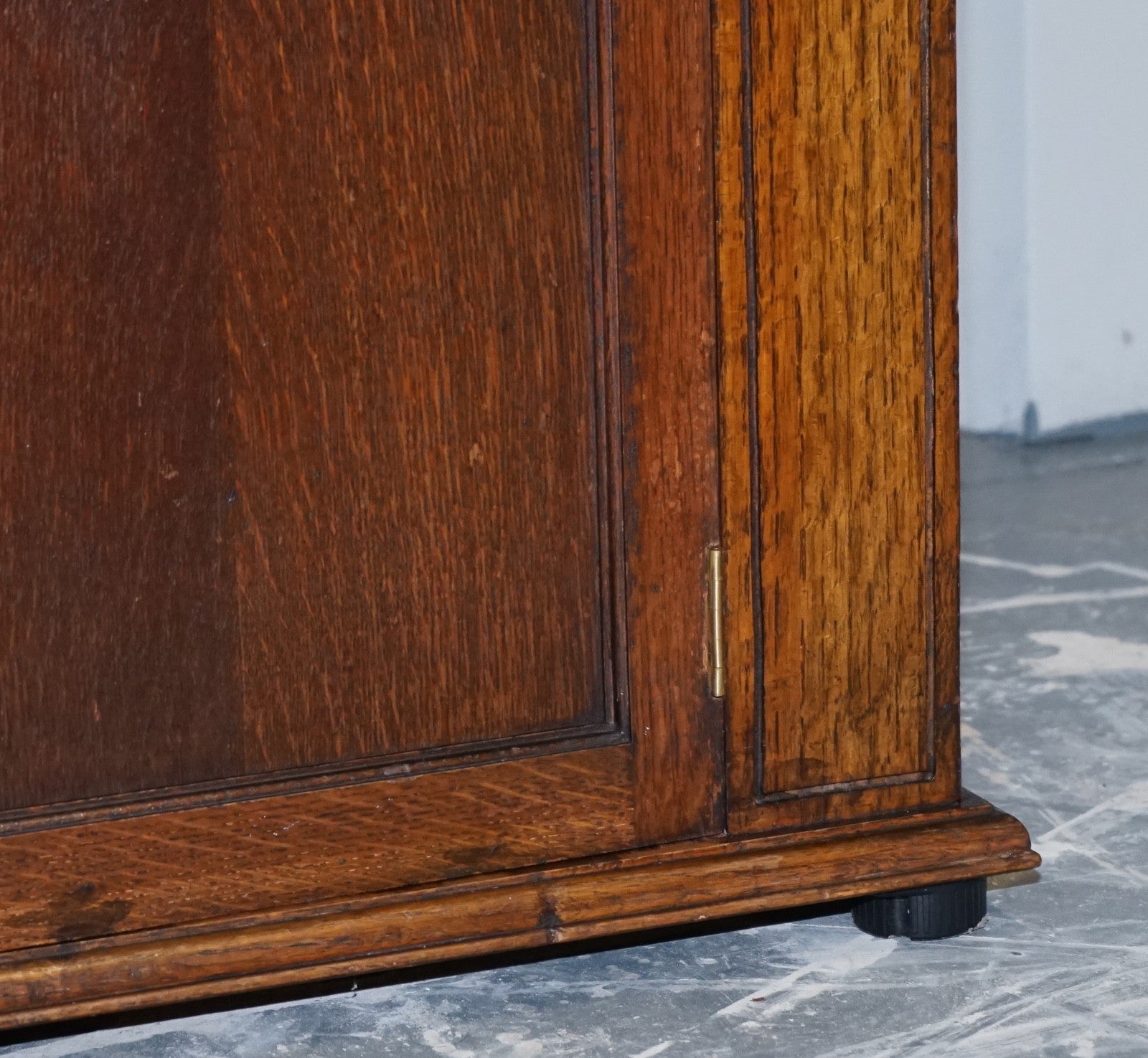 ANTIQUE CIRCA 1920'S ENGLISH OAK ART DECO CARVED BOOKCASE CABINET