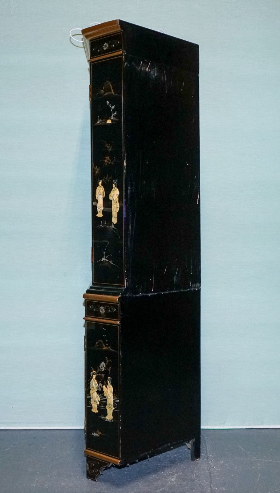 ELEGANT VINTAGE BLACK LACQUERED CORNER CABINET MOTHER PEARL & GILT INLAY