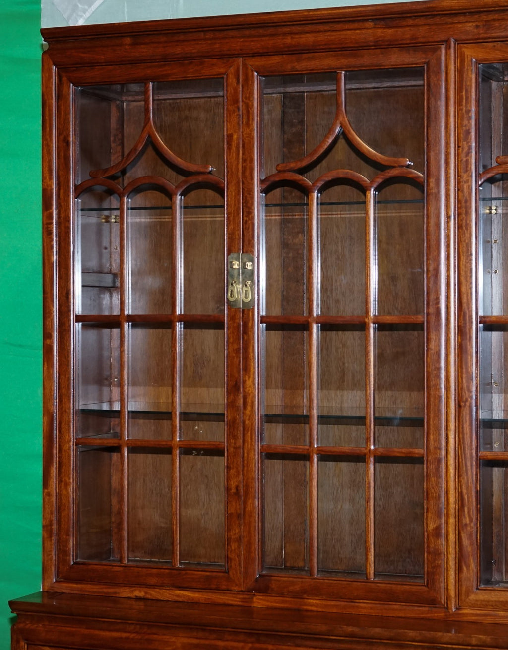 LARGE VINTAGE ORIENTAL CHINESE CARVED SOLID BOOKCASE DISPLAY CABINET WITH LIGHTS