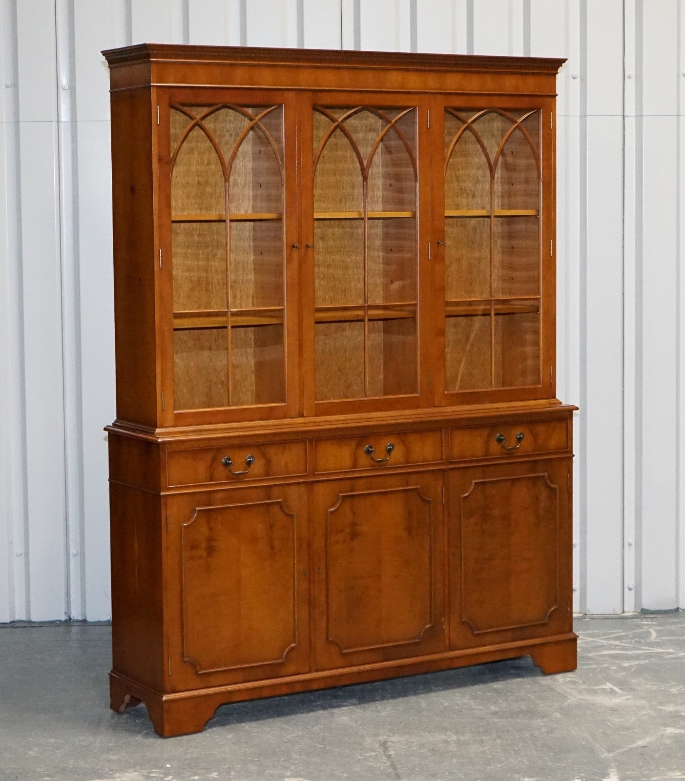 VINTAGE ENGLISH BURR YEW WOOD 3 DOOR GLAZED DISPLAY BOOKCASE CABiNET