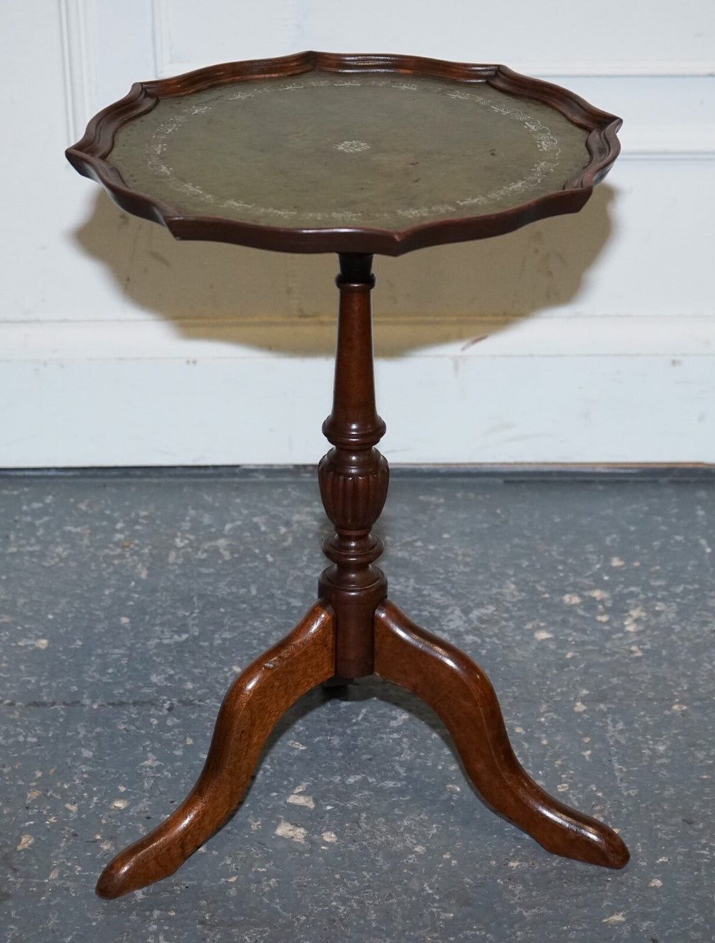 LOVELY VINTAGE GREEN LEATHER TOP PLANT WINE SIDE STAND ON TRIPOD FEET