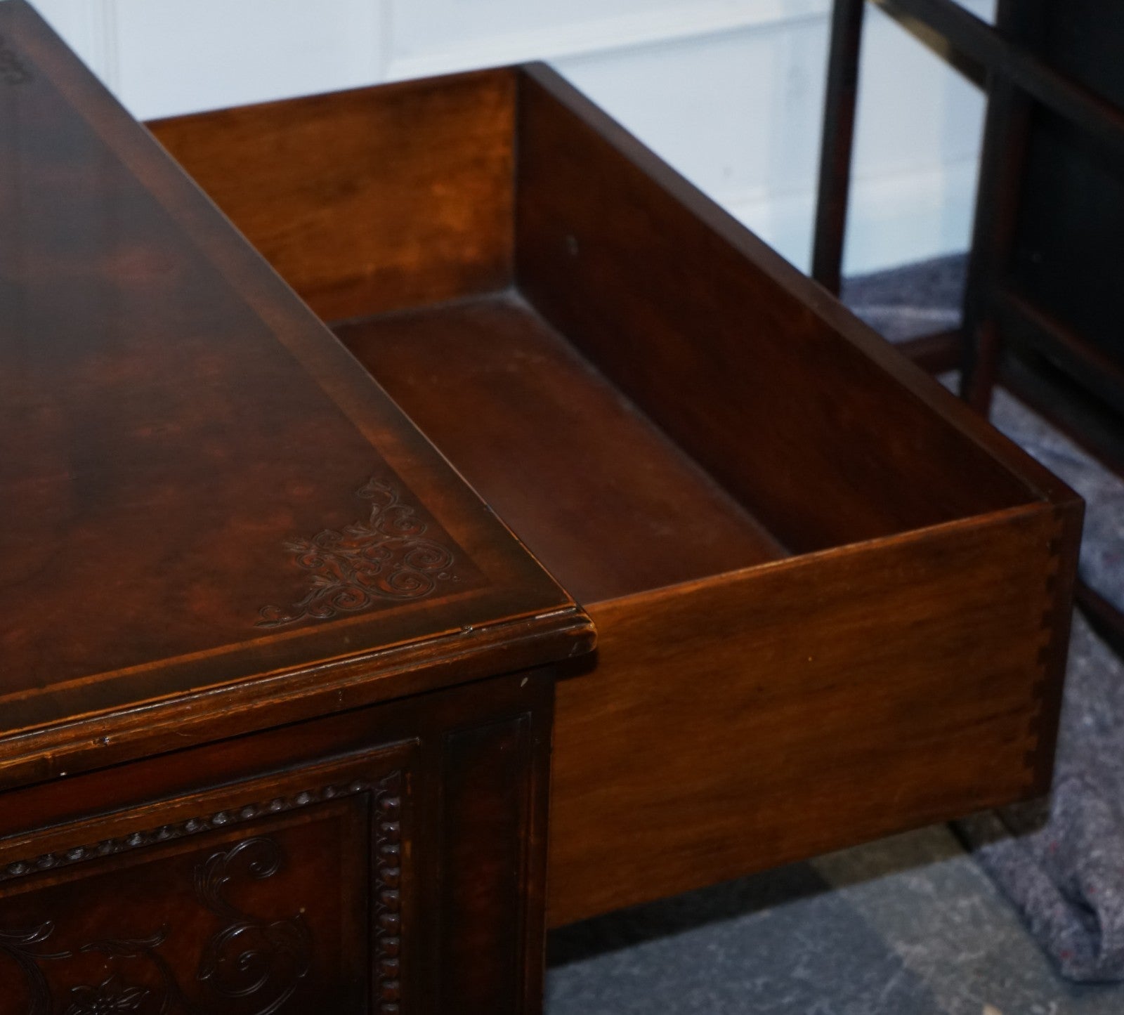 STUNNING AMERICAN THEODORE ALEXANDER COFFEE TABLE TWO DRAWERS & BUTLER TRAYS