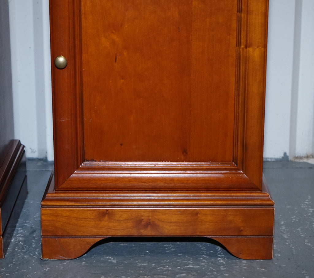 VINTAGE PAIR OF CHERRY WOOD FRENCH STYLE NIGHTSTANDS BEDSIDE TABLES