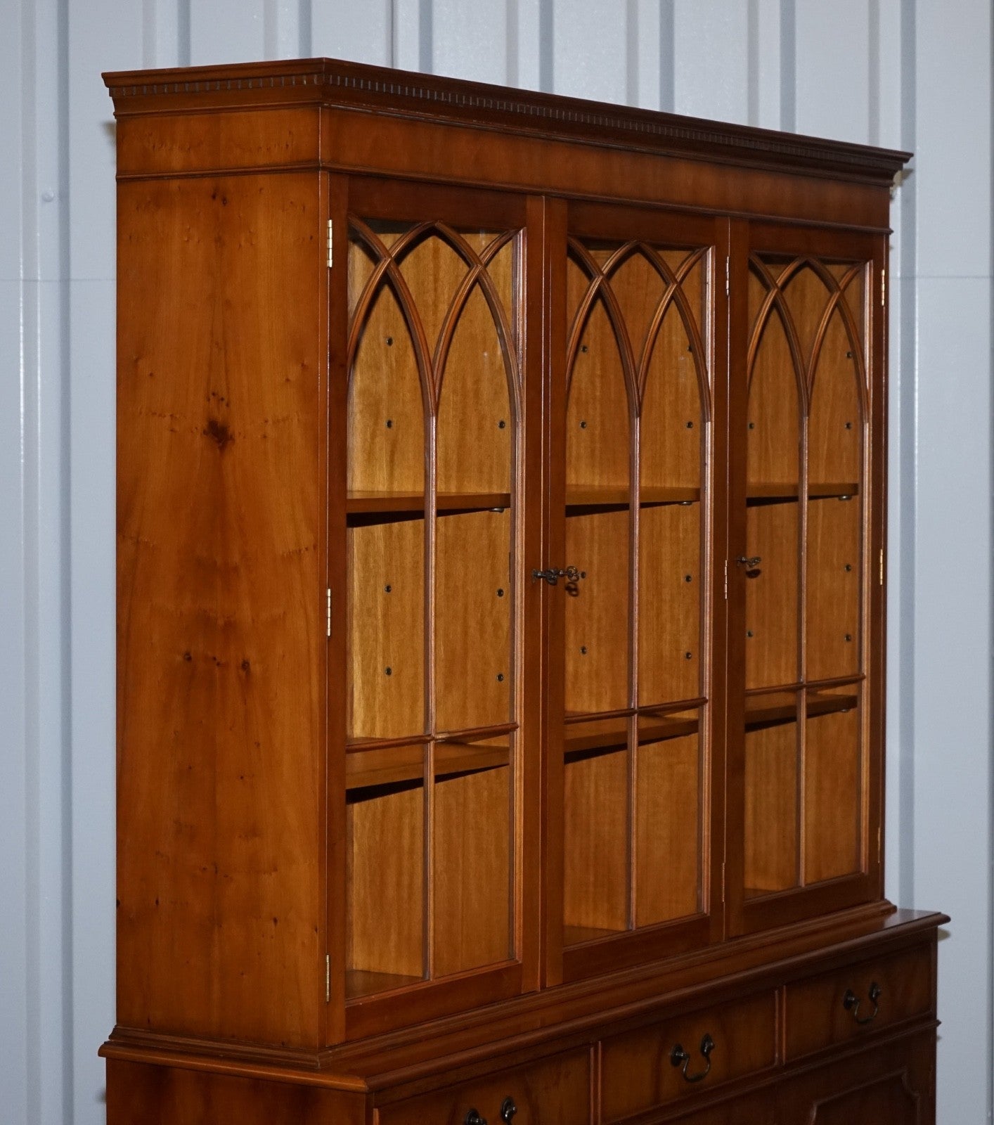 VINTAGE ENGLISH BURR YEW WOOD 3 DOOR GLAZED DISPLAY BOOKCASE CABiNET
